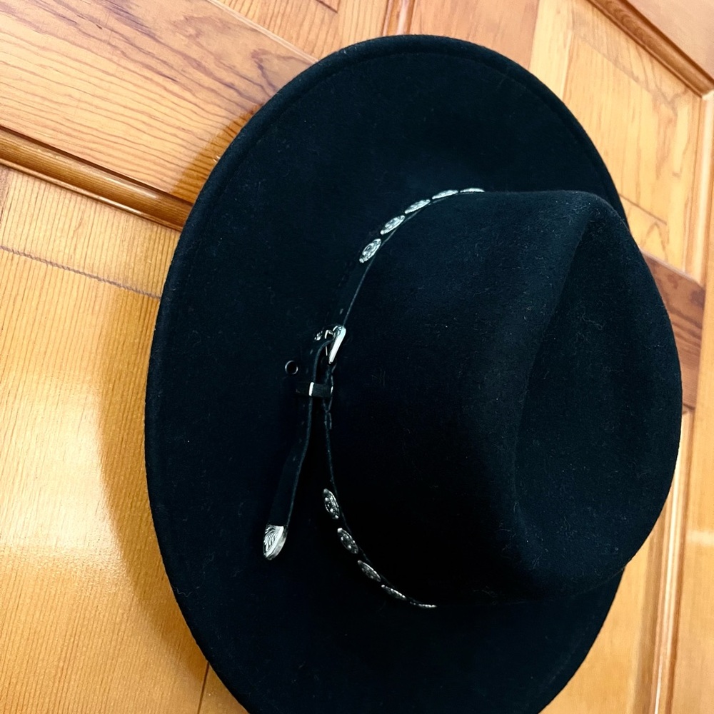 STETSON "Blackfoot" Wide-Brim Wool Felt w/ black suede & conch studs hatband